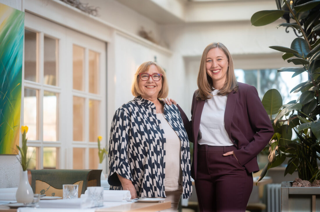Victoria Mayer und Isabel Jackmann Mayer - Ihre Gastgeberinnen von Landgsthof Mayer's Waldhorn