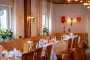 Küchenparty mit schön eingedeckten Tischen im Restaurant Landhauszimmer Stil